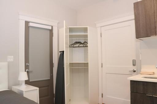 Modern Studio, 15 min Train to Boston - Housity