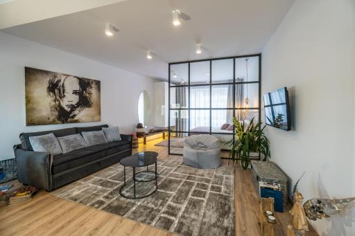 Glossy Lodge - Housity