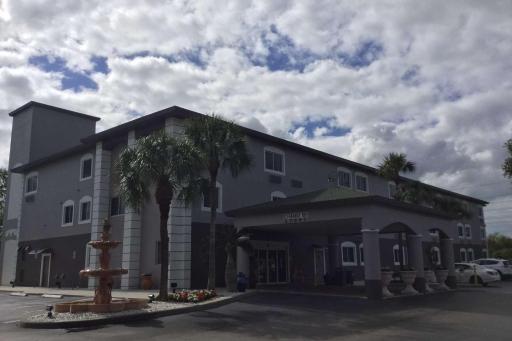 Days Inn & Suites by Wyndham Bonita Springs North Naples - Housity