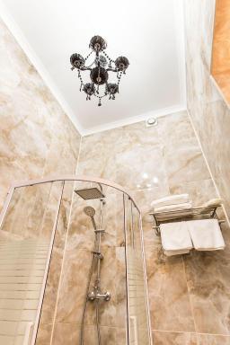 Hotel Baron - Housity