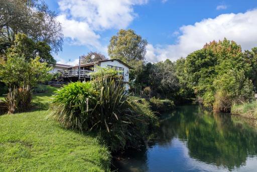 Classical Lockwood house nearby the stream - Housity
