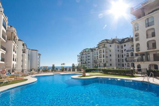 Personal y coqueto en primerísima línea de playa, en la Costa del Sol. Puerto De La Duquesa - Housity