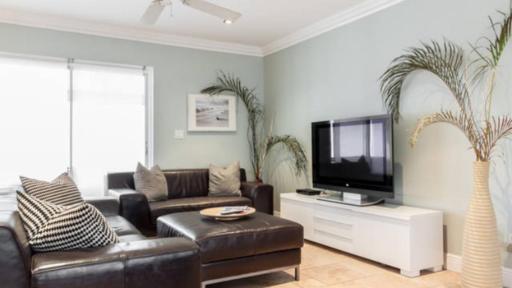 Comfortable Home, 7 min Walk to Beach, Hot Tub, - Housity