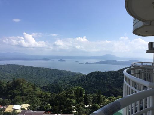 Condo with Free Swimming Pool & Viewing Deck - Housity