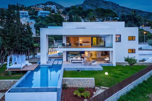 Impressive Modern Villa with Sea Views in Alcudia - Housity