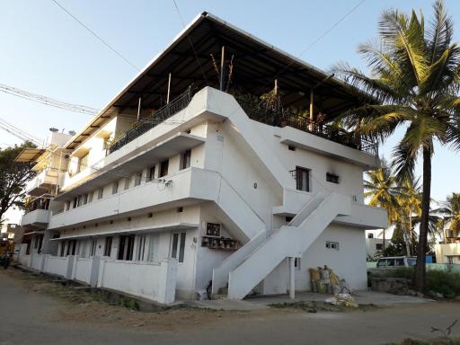 Wheel to hills stay inn Service Apartments - Housity