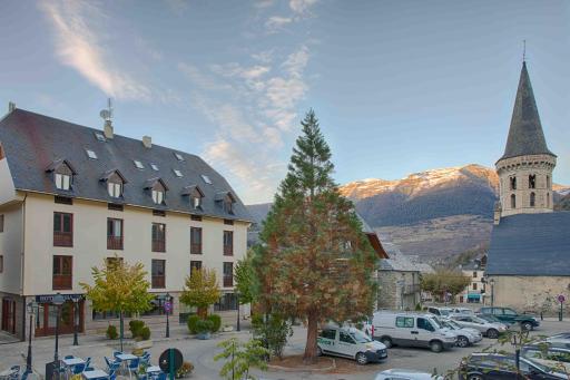 Hotel Ribaeta - Housity