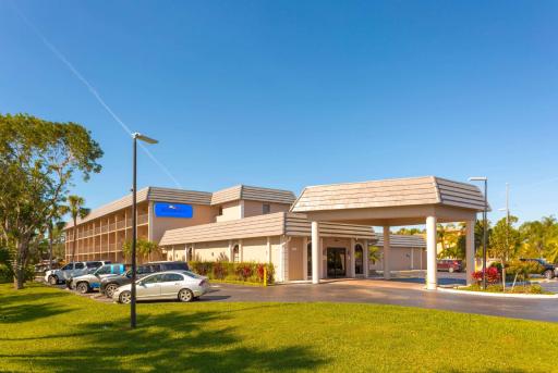 Baymont by Wyndham Bonita Springs - Housity