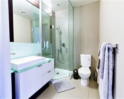 Upscale Suite at CN Tower, Metro Convention & Rogers Centre - Housity