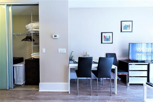 Upscale Suite at CN Tower, Metro Convention & Rogers Centre - Housity