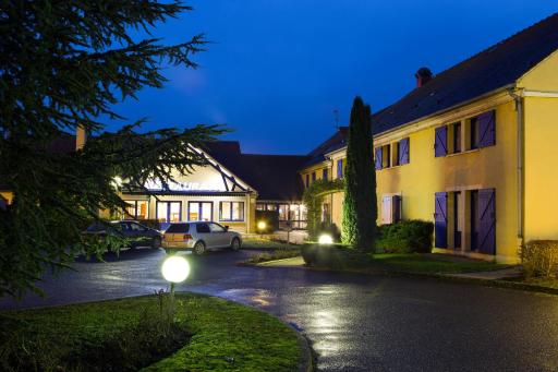 Comfort Hotel Etampes - Housity