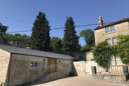 BARLEY - cosy stylish apartment - easy access to Bath and many nearby attractions - Housity