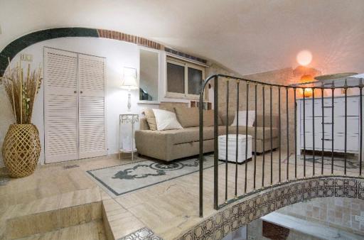 Ancient Roman Mansion - Housity
