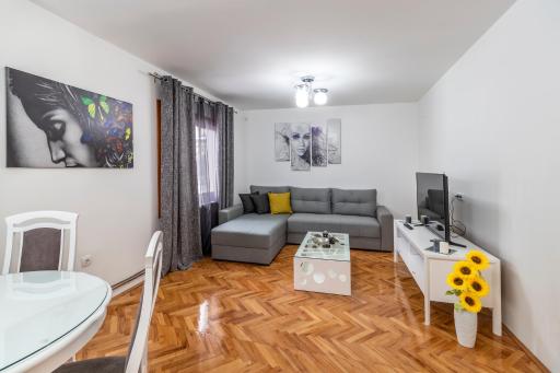 HOUSE OF SURPRISE - Housity