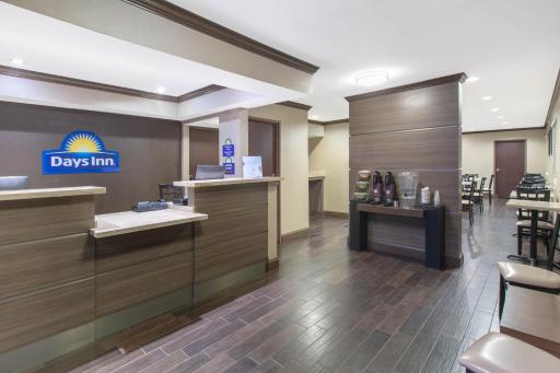 Days Inn & Suites by Wyndham Arlington Near Six Flags - Housity