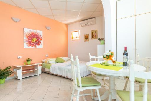 Cute & Cozy Studio - Housity