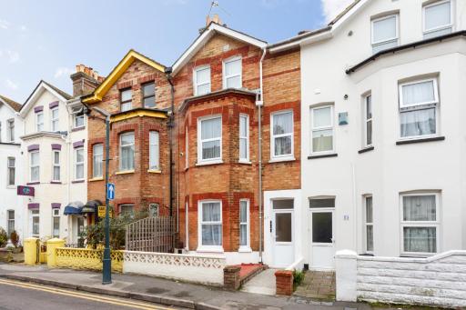 Stylish Town Centre Apartment Close to Beach and Shops - Housity