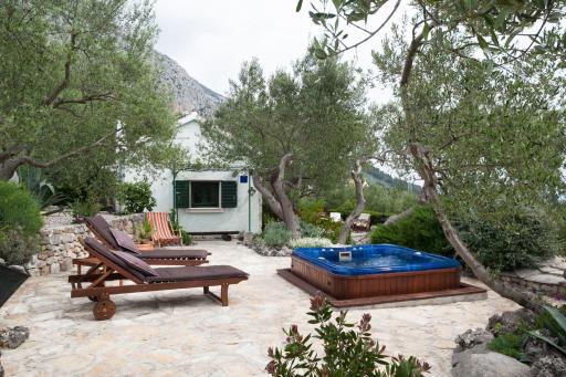 Holiday house Jano in Makarska, jacuzzi - Hizvo