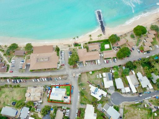 Puaehukai Beach House next to white sandy beach - Housity