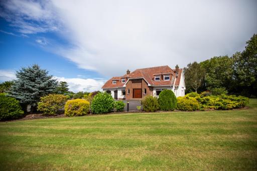 Luxury Manor, Private, Double Garage, Hot tub, Wifi - Housity
