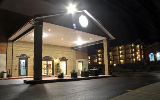 Grand View Inn & Suites - Housity