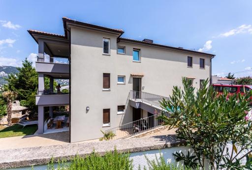 Apartments Vugrinec with Terrace - Housity