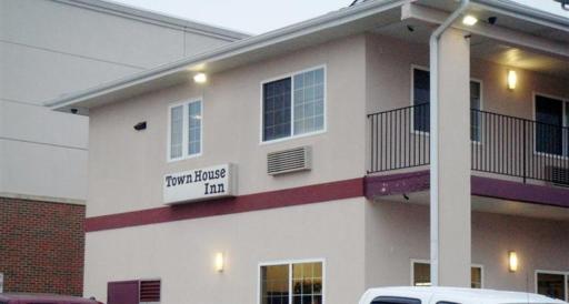 Townhouse Inn & Suites Omaha - Housity