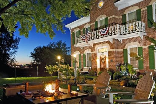 Cloran Mansion Bed & Breakfast - Housity