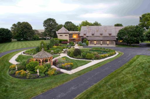 Twin Pine Manor - Housity