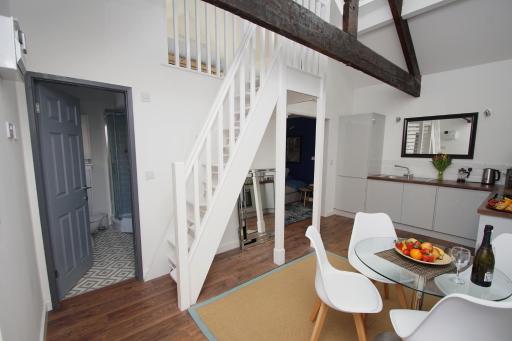 Loft Style Apartment for 4, 1 Broadhurst Court, close to town, station & hospital - Housity