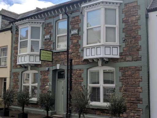Lion House Bed & Breakfast with Restaurant - Housity