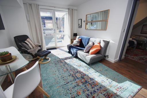 Air Host and Stay - Apartment 4 Broadhurst Court sleeps 4 minutes from town centre - Housity