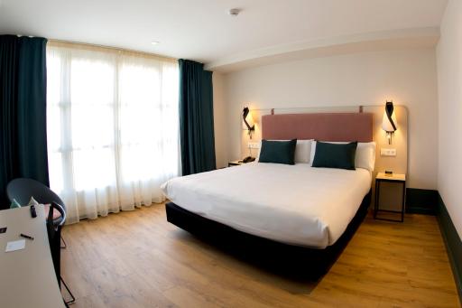Hotel Plaza De La Paz - Housity