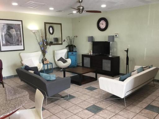 Houston Inn and Suites - Housity