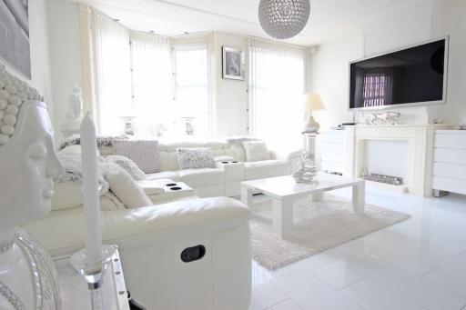White Luxury Penthouse in City Centre - Housity