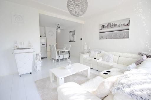 White Luxury Penthouse in City Centre - Housity
