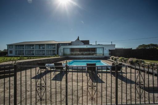 The Pickwick Inn & Oliver's Restaurant - Housity