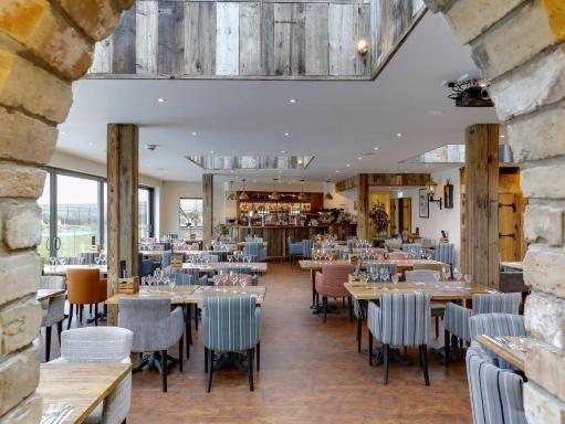 The Pickwick Inn & Oliver's Restaurant - Housity