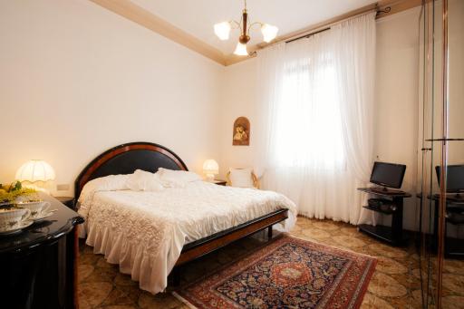 Room Cavour, nearby Cinqueterre - Housity