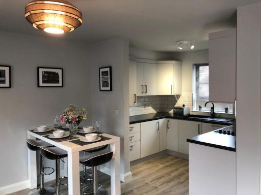 City Centre Townhouse-3 Bedrooms & Parking - Excellent Location - Housity