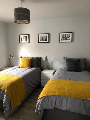City Centre Townhouse-3 Bedrooms & Parking - Excellent Location - Housity