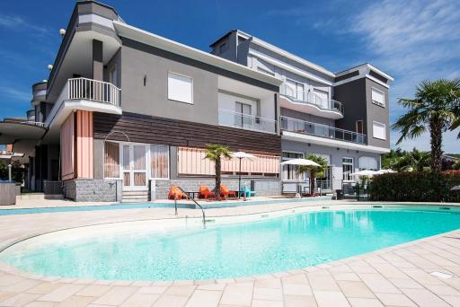 Hotel Royal - Housity