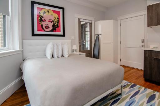 Modern Studio, 15 min Train to Boston - Housity