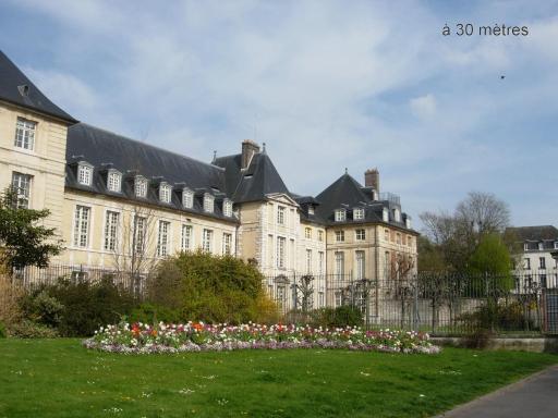 Quiet and Spacious 80m2 Flat Near Historic Center and Quays - Housity
