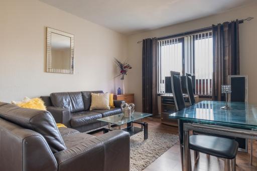 4 Bedroom Apartment By Sensational Stay Short Lets & Serviced Accommodation, Aberdeen , Roslin Street With Free Wi-fi & Netflix - Housity