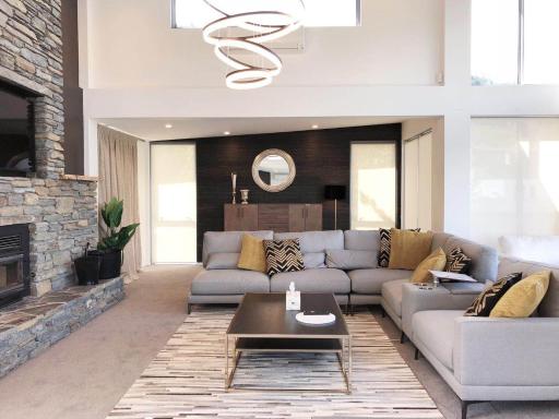Luxury Lakeside Home with Remarkable View - Housity