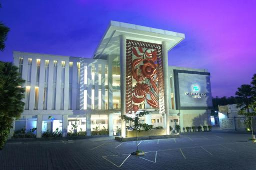 Megaland Hotel Solo - Housity