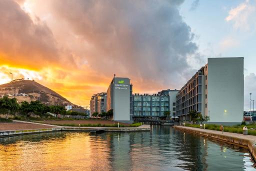 aha Harbour Bridge Hotel & Suites - Housity