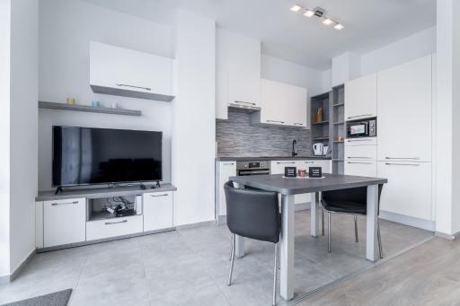 BpR CHIC White Home with Terrace & A/C & Garage - Housity