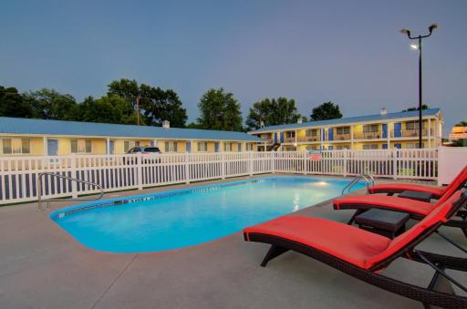 Westbridge Inn & Suites - Housity